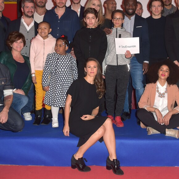 Guest, Damien Sargue, la productrice exécutive Lorie (Laure Pester), Aurélie Konaté, David Lantin, Anthony Delon, Charlotte Valandrey, Thierry Martino, le chanteur Grégoire, Roby Schi­nasi, Tonya Kinzinger, guest, Christian Millette, Alban Bartoli, Alex Goude, Maxime Dereymez, guest, Jean-Baptiste Maunier, Edouard Montoute, Philippe Bas, Stéphan Rizon, Laurie Cholewa, Flora Coquerel (Miss France 2014) - Soirée de présentation du clip du collectif "Seul Ensemble" au profit de la Maison des parents de l'hôpital Margency au Cirque Phénix de Paris le 12 décembre 2016. "SEUL ENSEMBLE" est un collectif de personnalités créé par Lorie Pester et Thierry Martino, Directeur de l'agence de Relations Publiques Successo. Tous deux ont imaginé ce collectif afin de sensibiliser l'opinion publique sur le besoin essentiel de l'enfant malade d'avoir un parent à ses côtés. L'objectif du collectif est de collecter des fonds pour la construction de la Maison des Parents de l'hôpital d'Enfants Margency. Cet établissement croix-rouge française dispose de 106 lits et accueille des enfants venus de toute la France et des DOM TOM. Afin de réunir les fonds nécessaires à la construction de la Maison des Parents, un clip-vidéo réalisé par Julien Seri a été tourné les 2, 3 et 4 novembre 2016 à Malakoff. Ce sera l'occasion de découvrir les visages de Medhi , Esther, Lylian, Léa, Odainga, Lucas et Carla, enfants de l'hôpital Margency qui s'exprimeront face aux personnalités en empruntant les mots de Jean-Jacques Goldman qui a signé le texte du poème baptisé "Malades". https://soutenir.croix-rouge.fr/margency-maison-parents-enfants © Giancarlo Gorassini / Bestimage12/12/2016 - Paris