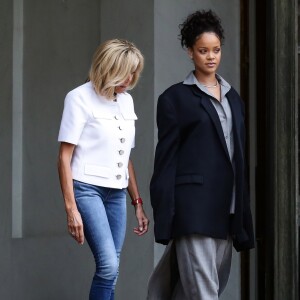 Brigitte Macron et Rihanna sur le perron du palais de l'Elysée, à Paris, le 26 juillet 2017 © Stéphane Lemouton / Bestimage