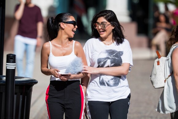 Les sosies de Kim Kardashian et Kylie Jenner, Sonia et Fyza Ali, font du shopping à Beverly Hills, le 26 juillet 2017.