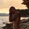 Baptiste Giabiconi nu à la plage, le 9 août 2017.