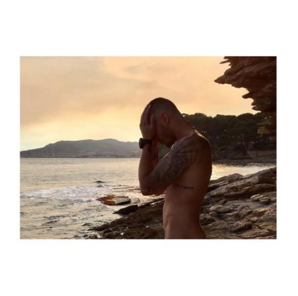 Baptiste Giabiconi nu à la plage, le 9 août 2017.