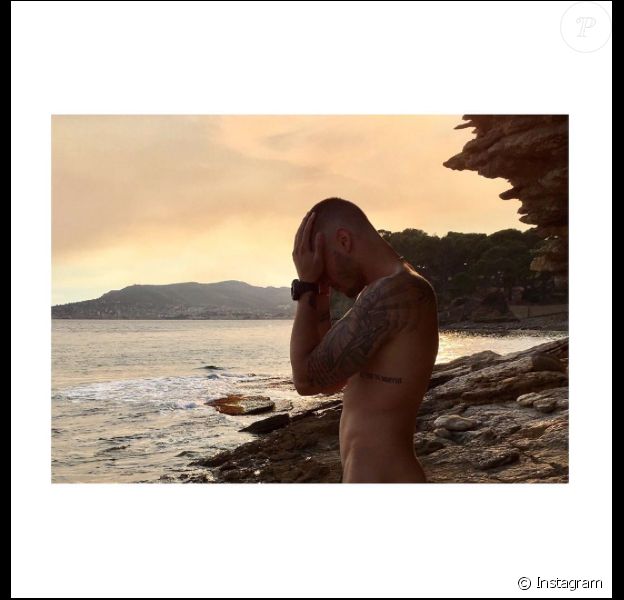 Baptiste Giabiconi nu à la plage, le 9 août 2017.