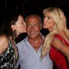Fawaz Gruosi, fondateur de De Grisogono, entouré de sa compagne Sophie Taylor et Victoria Silvstedt le 8 août 2017 lors de la soirée de son 65e anniversaire sur le thème Time to Shine à l'hôtel Cala di Volpe à Porto Cervo, en Sardaigne. © Dominique Jacovides/Bestimage