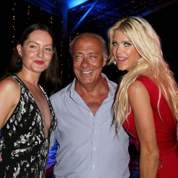 Fawaz Gruosi, fondateur de De Grisogono, entouré de sa compagne Sophie Taylor et Victoria Silvstedt le 8 août 2017 lors de la soirée de son 65e anniversaire sur le thème Time to Shine à l'hôtel Cala di Volpe à Porto Cervo, en Sardaigne. © Dominique Jacovides/Bestimage