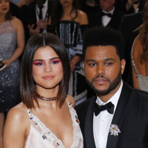 Selena Gomez et son compagnon The Weeknd (Abel Tesfaye) - Les célébrités arrivent au MET 2017 Costume Institute Gala sur le thème de "Rei Kawakubo/Comme des Garçons: Art Of The In-Between" à New York le 1er mai 2017.  5/1/17 Celebs at the 2017 Costume Institute Gala - "Rei Kawakubo/Comme des Garcons: Art Of The In-Between". (Metropolitan Museum of Art, NYC)01/05/2017 - New York