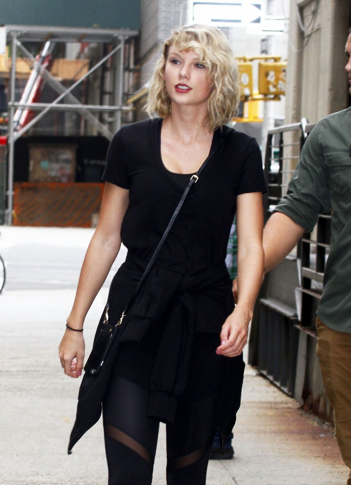 Photo Taylor Swift Se Prom ne Accompagn e De Ses Gardes Du Corps photo-taylor-swift-se-prom-ne-accompagn-e-de-ses-gardes-du-corps