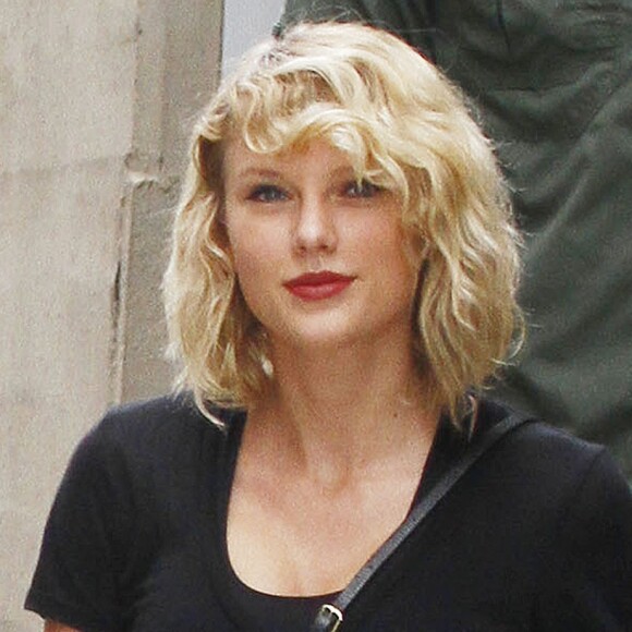 Taylor Swift se promène, accompagnée de ses gardes du corps, dans les rues de New York, le 7 septembre 2016