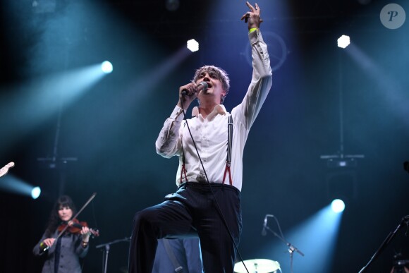 Pete Doherty lors du concert anti-FN (Front National) organisé place de la République à Paris, le 4 mai 2017. © Lionel Urman/Bestimage