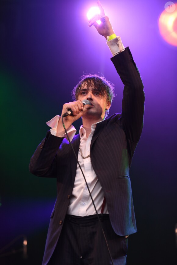 Pete Doherty lors du concert anti-FN (Front National) organisé place de la République à Paris, le 4 mai 2017. © Lionel Urman/Bestimage