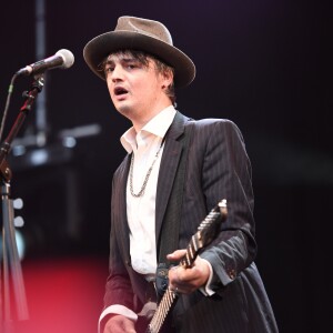 Pete Doherty lors du concert anti-FN (Front National) organisé place de la République à Paris, le 4 mai 2017. © Lionel Urman/Bestimage