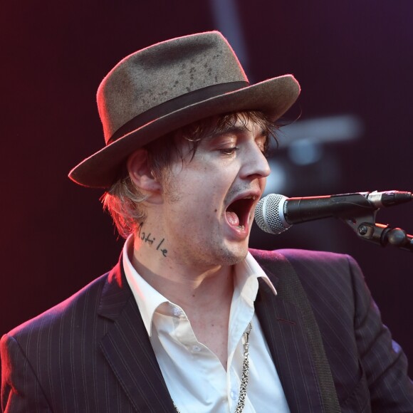 Pete Doherty lors du concert anti-FN (Front National) organisé place de la République à Paris, le 4 mai 2017. © Lionel Urman/Bestimage