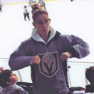 Céline Dion prise en photo pendant le match de hockey de son fils René-Charles, au Québec. Août 2017.