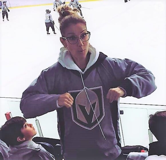 Céline Dion prise en photo pendant le match de hockey de son fils René-Charles, au Québec. Août 2017.