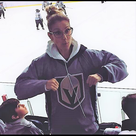 Céline Dion prise en photo pendant le match de hockey de son fils René-Charles, au Québec. Août 2017.