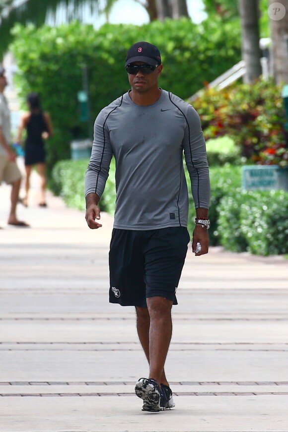 Exclusif - Tiger Woods en vacances avec ses enfants Sam et Charlie et accompagné d'une mystérieuse inconnue à Miami. Le 31 juillet 2017