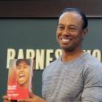 Tiger Woods lors d'une séance de dédicaces pour son livre ''The 1997 Masters: My Story'' à New York, le 20 mars 2017.