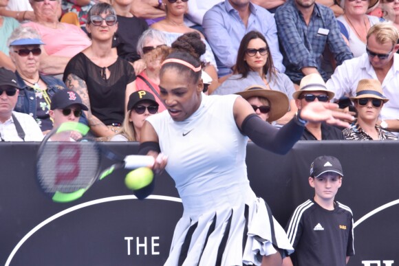 Serena Williams entame bien l'année en battant Pauline Parmentier (6-3 6-4) lors du premier tour du tournoi d'Auckland, Nouvelle-Zélande, le 3 janvier 2017.