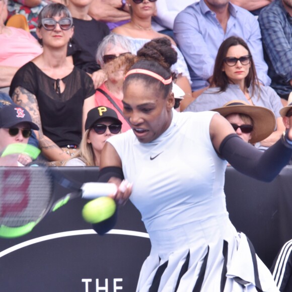 Serena Williams entame bien l'année en battant Pauline Parmentier (6-3 6-4) lors du premier tour du tournoi d'Auckland, Nouvelle-Zélande, le 3 janvier 2017.