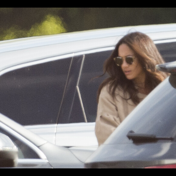 Meghan Markle - Le prince Harry et sa compagne Meghan Markle s'enlacent tendrement après un match de polo à Ascot le 7 mai 2017.