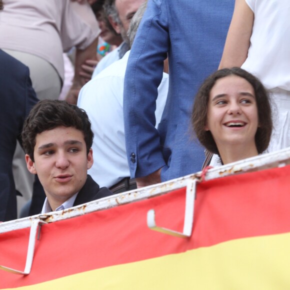 L'infante Elena d'Espagne et ses enfants Felipe Froilan et Victoria Federica de Marichalar lors de la feria de San Isidro à Madrid le 2 juin 2017.