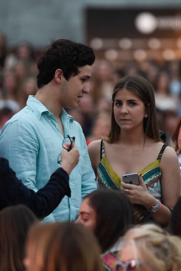 Felipe Froilan de Marichalar, fils de l'infante Elena d'Espagne, et sa petite amie Mar Torres-Fontes lors du défilé de mode Telva à Madrid, le 20 juin 2017.