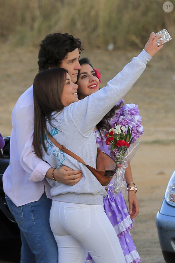 Exclusif - Felipe Juan Froilán de Marichalar, fils de l'infante Elena d'Espagne, pose avec des admiratrices lors du 39e festival de tauromachie de Cifuentes, le 17 septembre 2017.
