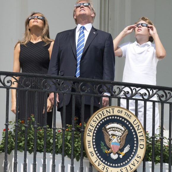 Le président Donald Trump, sa femme Melania Trump, leur fils Barron Trump et sa fille Ivanka Trump regardent l'éclipse solaire totale au balcon présidentiel de la maison Blanche à Washington, le 21 août 2017.