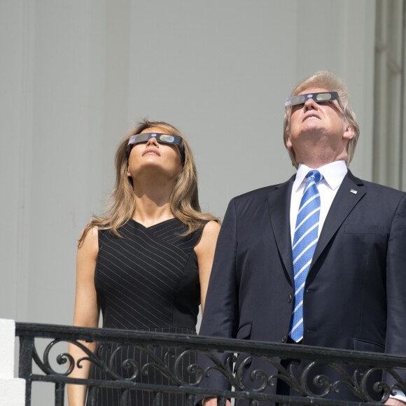 Le président Donald Trump, sa femme Melania Trump, leur fils Barron Trump et sa fille Ivanka Trump regardent l'éclipse solaire totale au balcon présidentiel de la maison Blanche à Washington, le 21 août 2017.