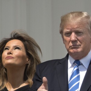 Le président Donald Trump, sa femme Melania Trump, leur fils Barron Trump et sa fille Ivanka Trump regardent l'éclipse solaire totale au balcon présidentiel de la maison Blanche à Washington, le 21 août 2017.