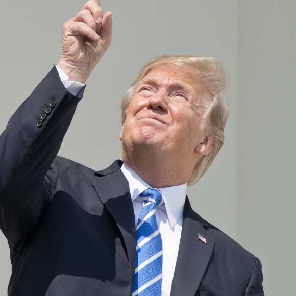 Le président Donald Trump, sa femme Melania Trump, leur fils Barron Trump et sa fille Ivanka Trump regardent l'éclipse solaire totale au balcon présidentiel de la maison Blanche à Washington, le 21 août 2017.