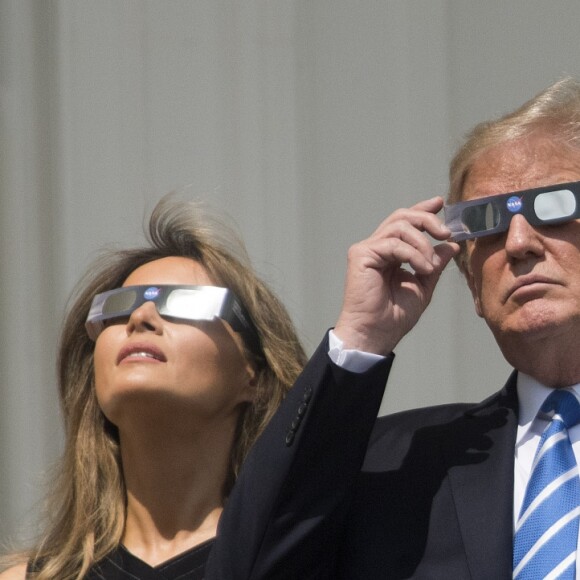 Le président Donald Trump, sa femme Melania Trump, leur fils Barron Trump et sa fille Ivanka Trump regardent l'éclipse solaire totale au balcon présidentiel de la maison Blanche à Washington, le 21 août 2017.