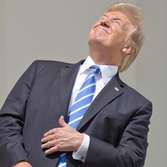 Le président Donald Trump, sa femme Melania Trump, leur fils Barron Trump et sa fille Ivanka Trump regardent l'éclipse solaire totale au balcon présidentiel de la maison Blanche à Washington, le 21 août 2017.