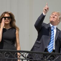 Donald Trump sans lunettes pour l'éclipse... Nouvelle bourde qui fait le buzz !