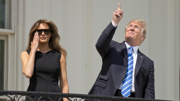 Donald Trump sans lunettes pour l'éclipse... Nouvelle bourde qui fait le buzz !