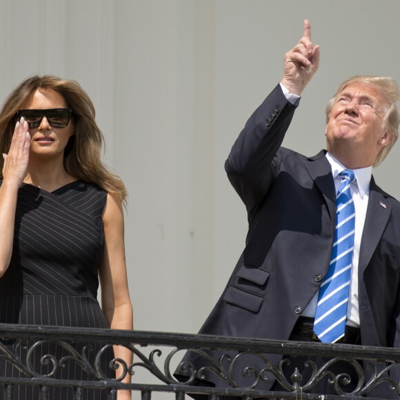 Le président Donald Trump, sa femme Melania Trump, leur fils Barron Trump et sa fille Ivanka Trump regardent l'éclipse solaire totale au balcon présidentiel de la maison Blanche à Washington, le 21 août 2017.