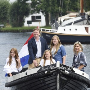 Le roi Willem-Alexander et la reine Maxima des Pays-Bas avec leurs trois filles, la princesse héritière Catharina-Amalia, la princesse Alexia et la princesse Ariane, posant pour la traditionnelle séance photo des vacances d'été le 7 juillet 2017 à Warmond.