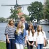 Le roi Willem-Alexander et la reine Maxima des Pays-Bas avec leurs trois filles, la princesse héritière Catharina-Amalia, la princesse Alexia et la princesse Ariane, posant pour la traditionnelle séance photo des vacances d'été le 7 juillet 2017 à Warmond.