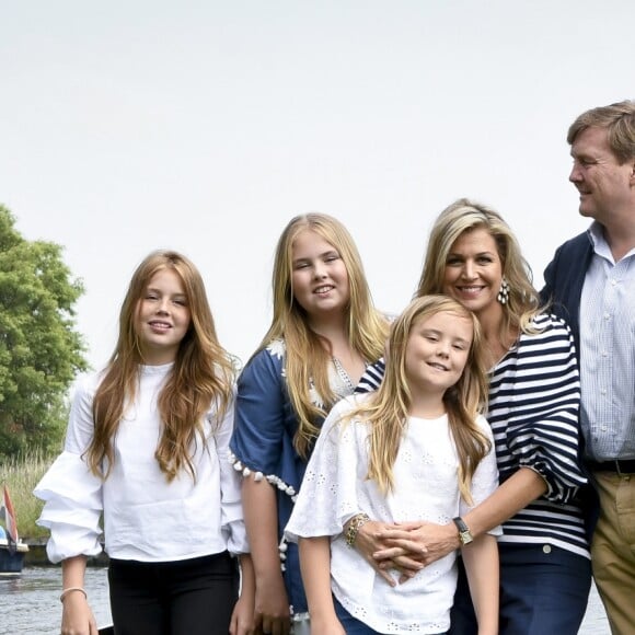 Le roi Willem-Alexander et la reine Maxima des Pays-Bas avec leurs trois filles, la princesse héritière Catharina-Amalia, la princesse Alexia et la princesse Ariane, posant pour la traditionnelle séance photo des vacances d'été le 7 juillet 2017 à Warmond.
