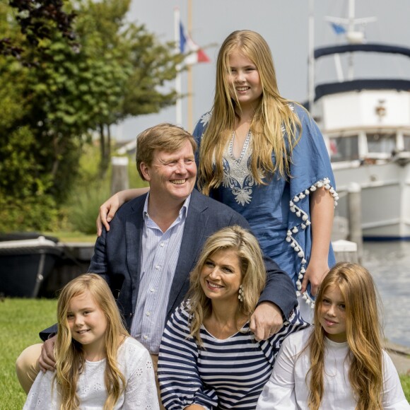 Le roi Willem-Alexander et la reine Maxima des Pays-Bas avec leurs trois filles, la princesse héritière Catharina-Amalia, la princesse Alexia et la princesse Ariane, posant pour la traditionnelle séance photo des vacances d'été le 7 juillet 2017 à Warmond.