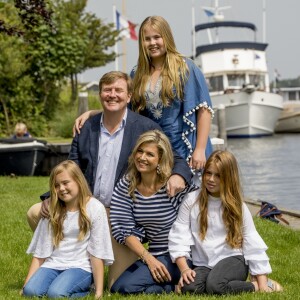 Le roi Willem-Alexander et la reine Maxima des Pays-Bas avec leurs trois filles, la princesse héritière Catharina-Amalia, la princesse Alexia et la princesse Ariane, posant pour la traditionnelle séance photo des vacances d'été le 7 juillet 2017 à Warmond.