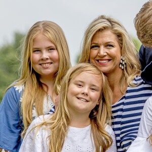 Le roi Willem-Alexander et la reine Maxima des Pays-Bas avec leurs trois filles, la princesse héritière Catharina-Amalia, la princesse Alexia et la princesse Ariane, posant pour la traditionnelle séance photo des vacances d'été le 7 juillet 2017 à Warmond.