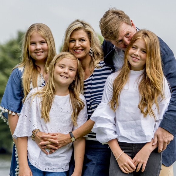 Le roi Willem-Alexander et la reine Maxima des Pays-Bas avec leurs trois filles, la princesse héritière Catharina-Amalia, la princesse Alexia et la princesse Ariane, posant pour la traditionnelle séance photo des vacances d'été le 7 juillet 2017 à Warmond.