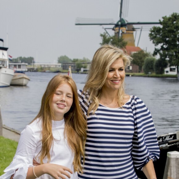 La reine Maxima des Pays-Bas et sa fille la princesse Alexia lors de la traditionnelle séance photo des vacances d'été le 7 juillet 2017 à Warmond.