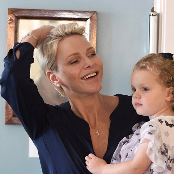 La princesse Charlene de Monaco a rendu une visite surprise avec ses jumeaux le prince héréditaire Jacques et la princesse Gabriella aux aînés de la Fondation Hector Otto le 19 août 2017. © Instagram HSH Princesse Charlene de Monaco / Eric Mathon / Palais Princier