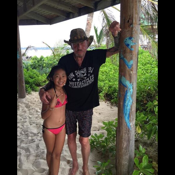 Johnny Hallyday pose avec sa fille Jade à Saint-Barthélemy, à l'occasion de son 13e anniversaire, le 3 août 2017.
