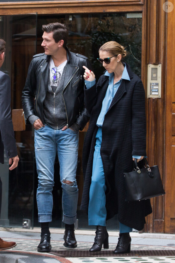 Exclusif - Céline Dion et son danseur Pepe Munoz sont allés déjeuner au restaurant italien Paparazzi au square de l'Opéra-Louis Jouvet et sont ensuite allés faire du shopping chez Dior avenue Montaigne et chez Balmain rue François 1er avant de revenir à l'hôtel Royal Monceau à Paris, France, le 8 août 2017.