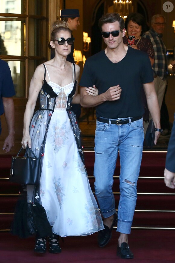Céline Dion et son danseur Pepe Munoz sortent de l'hôtel Ritz à Paris, le 1er août 2017.