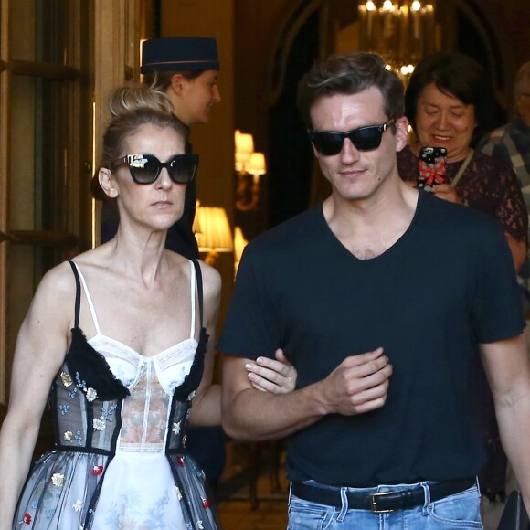 Céline Dion et son danseur Pepe Munoz sortent de l'hôtel Ritz à Paris, le 1er août 2017.