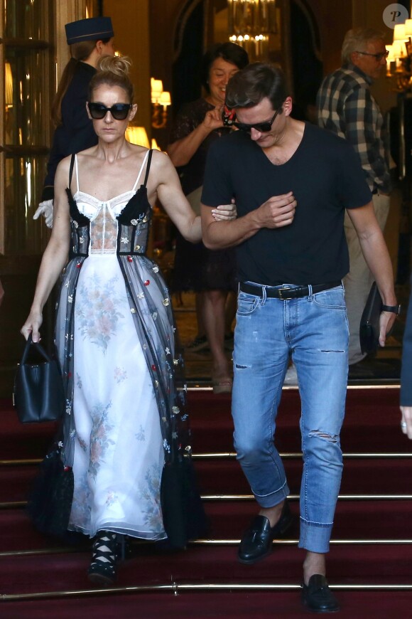 Céline Dion et son danseur Pepe Munoz sortent de l'hôtel Ritz à Paris, le 1er août 2017.