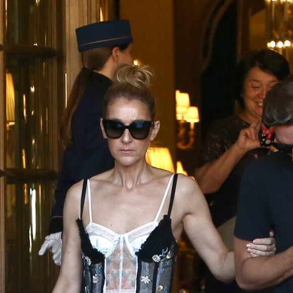 Céline Dion et son danseur Pepe Munoz sortent de l'hôtel Ritz à Paris, le 1er août 2017.